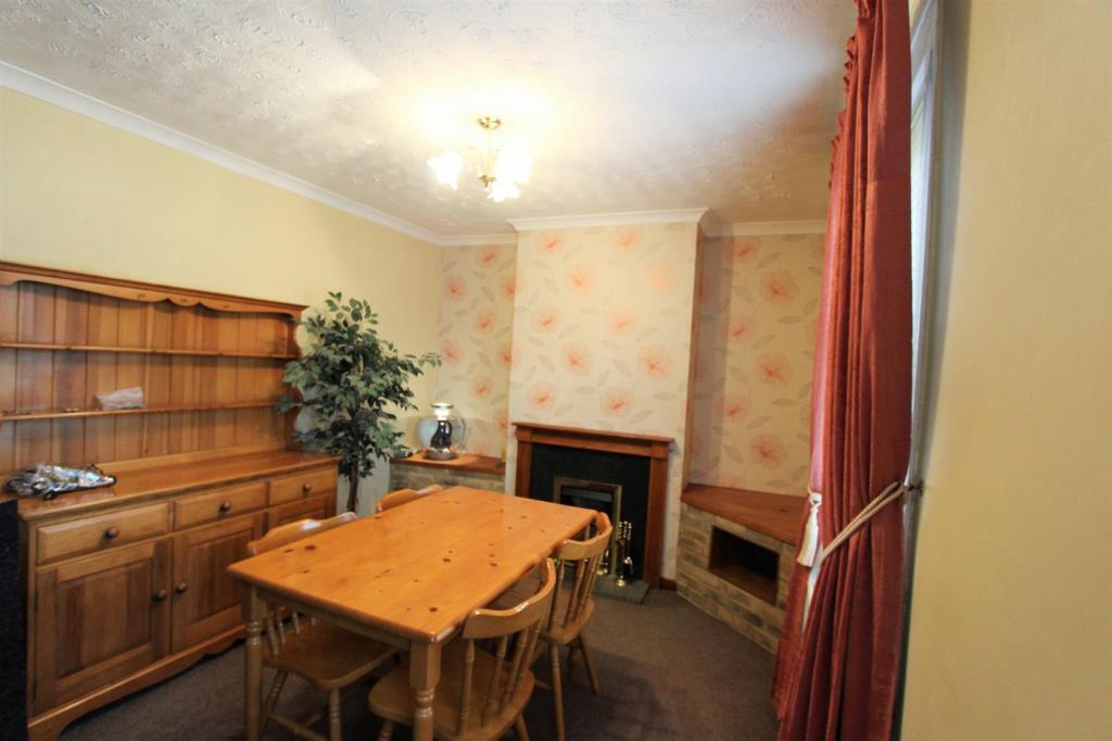 Lot: 77 - MID-TERRACE HOUSE FOR INVESTMENT - Dining Room